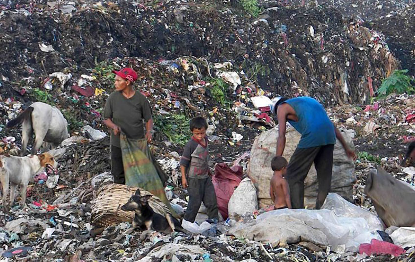 Family gathers items in garbage dump in Guatemala