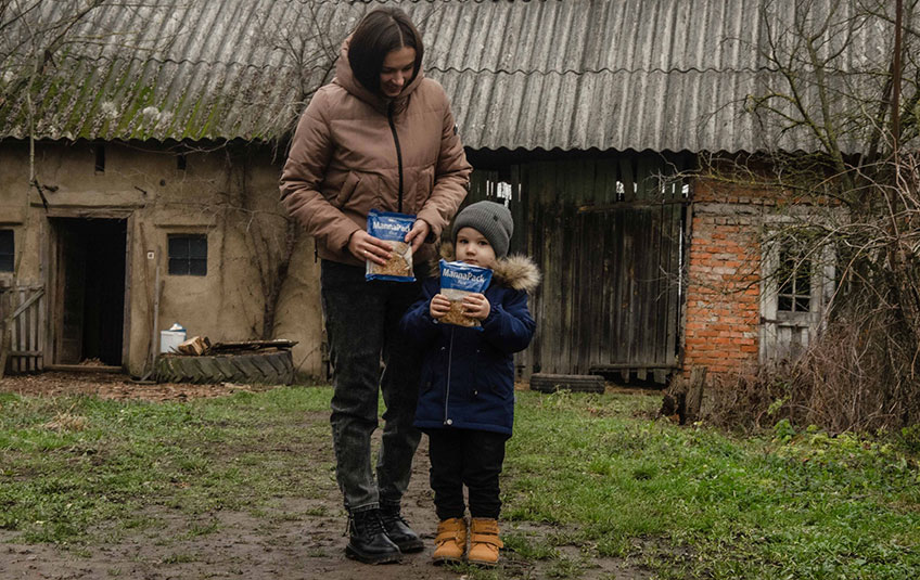 A Ukrainian mother and child with FMSC food