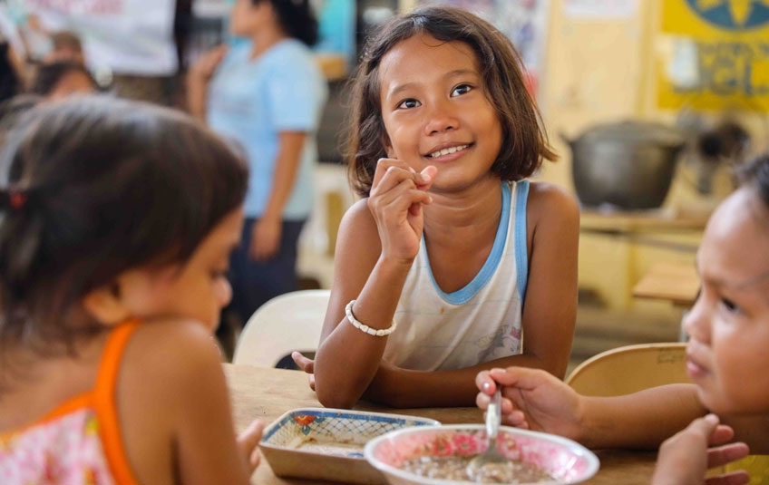 Filipino kids eating FMSC meals