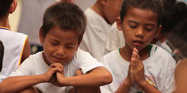 children praying